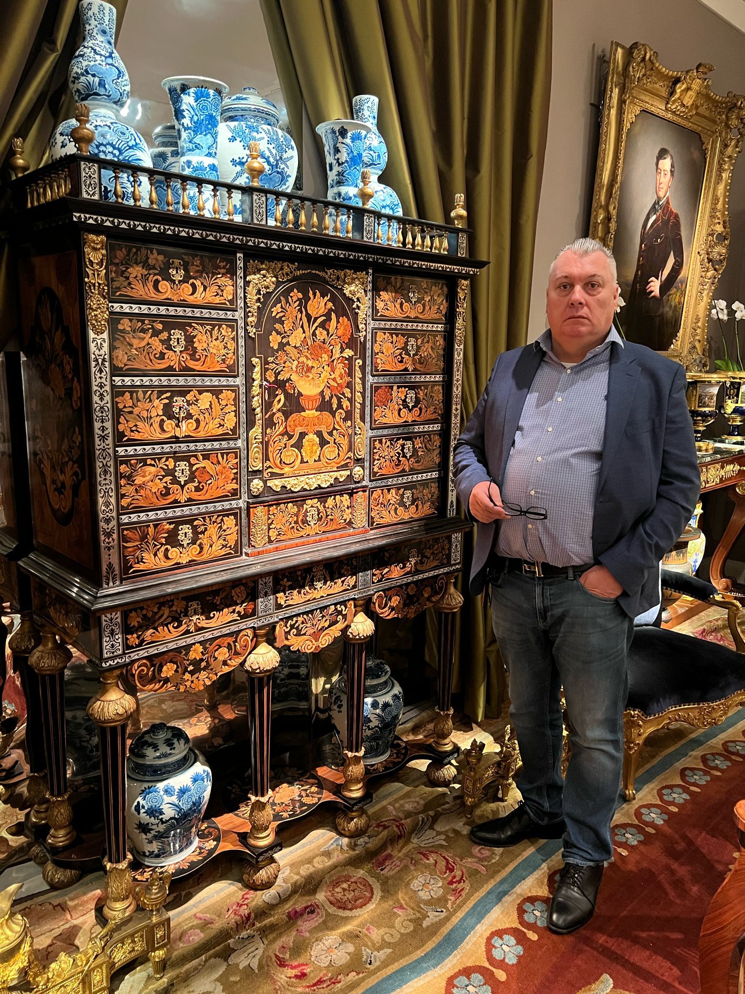 Philippe BERNIER devant un exceptionnel cabinet à marqueterie Louis XIV, faïences de Delft