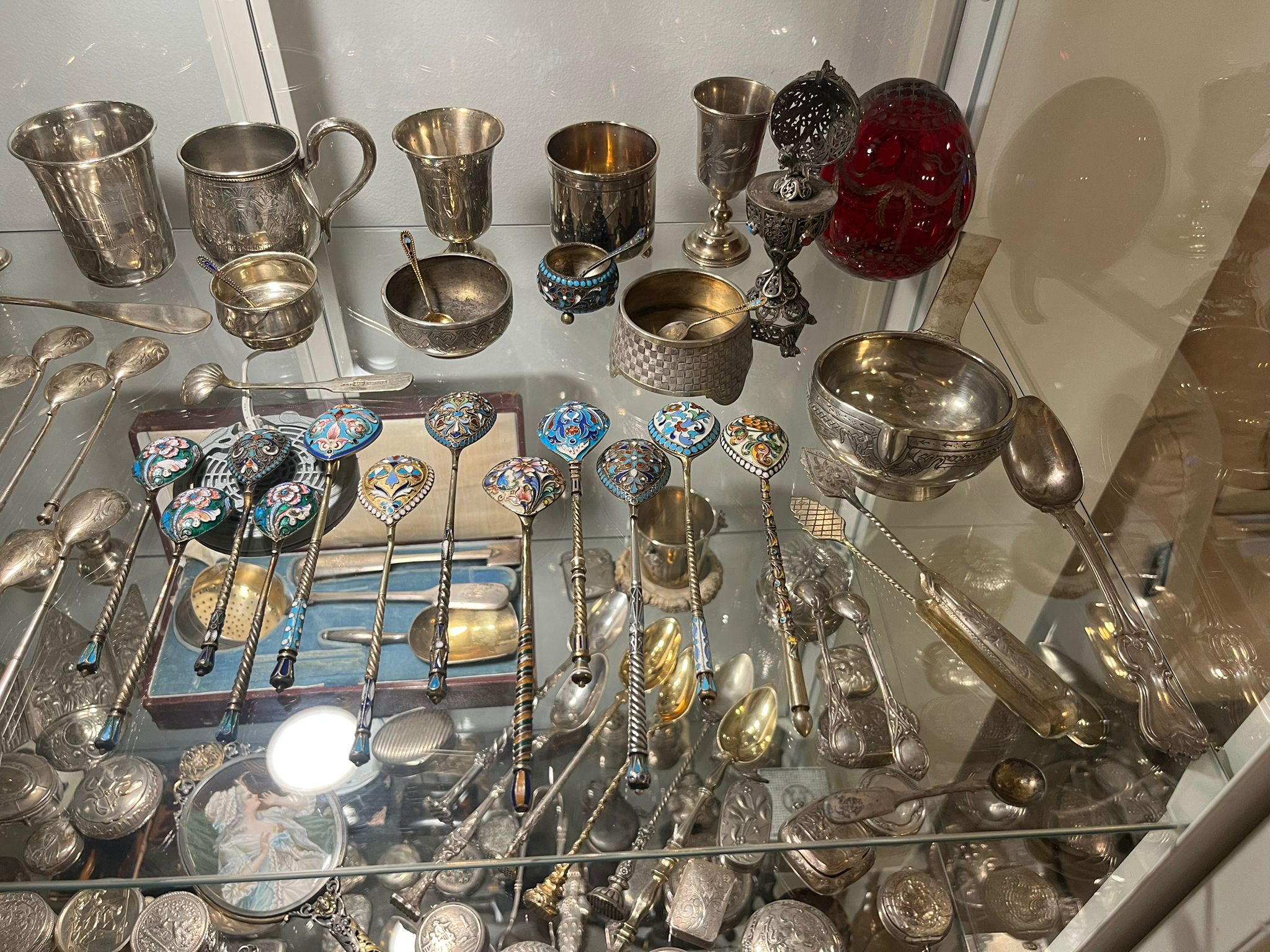 Collection d'argenterie russe émaillée cloisonnée, coupes et cuillers en argent