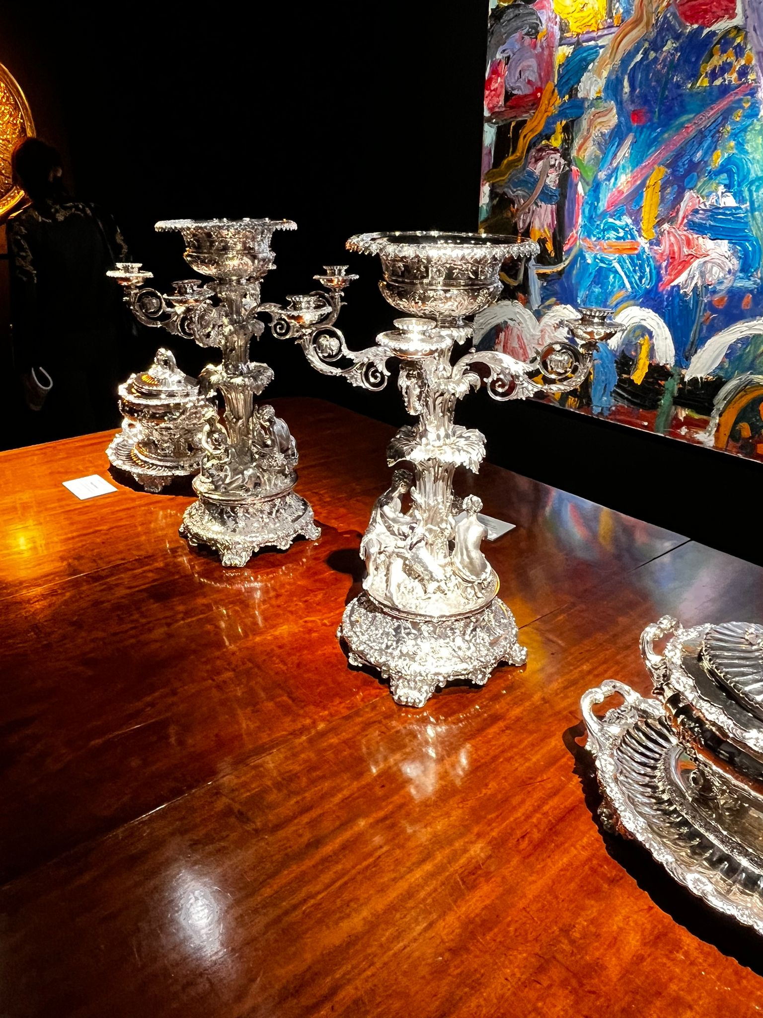 Paire de candélabres en argent massif rococo sur table d'acajou