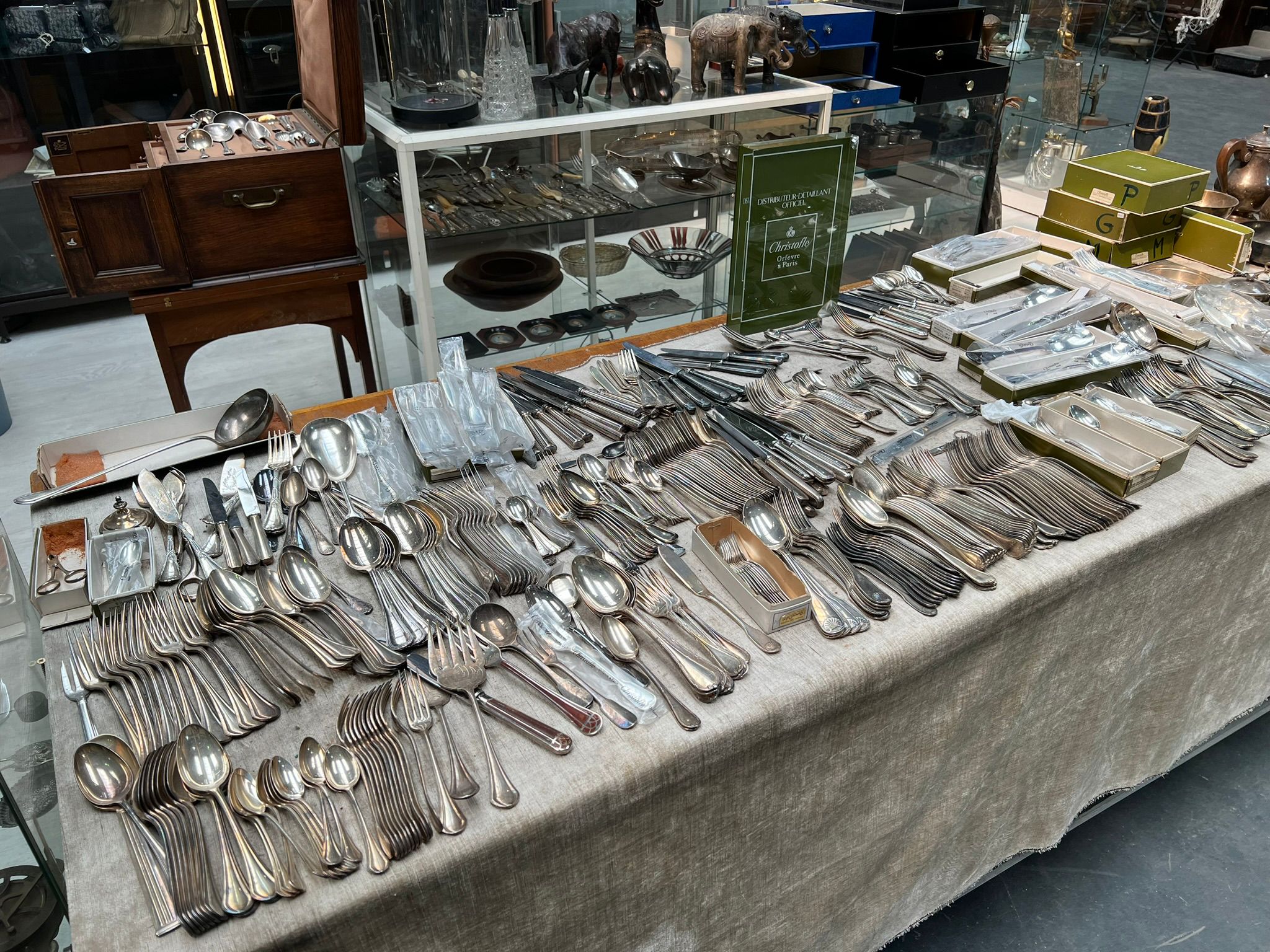 Table de couverts Christofle complète, plus de 200 pièces en métal argenté