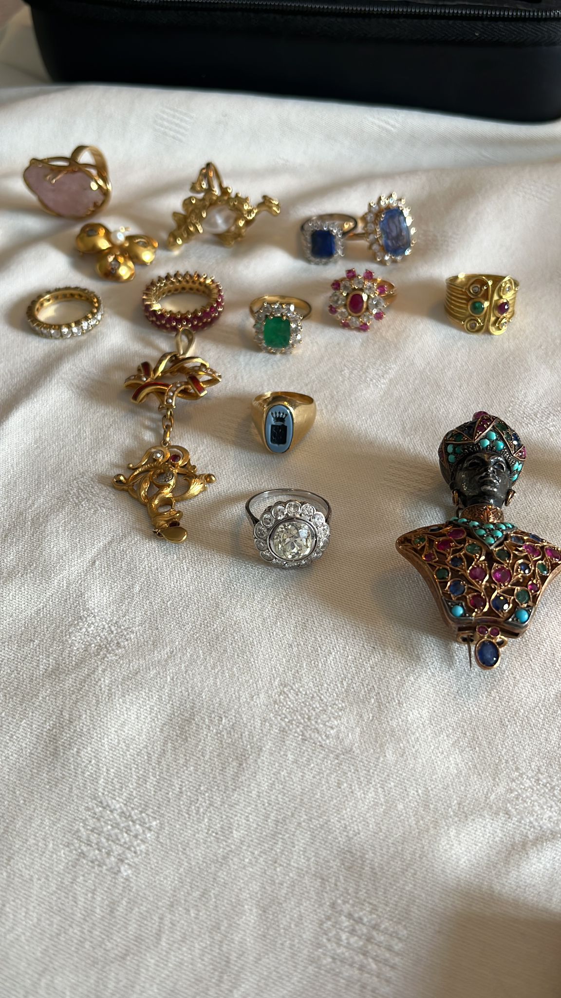 Collection de bagues et broches anciennes en or avec pierres précieuses