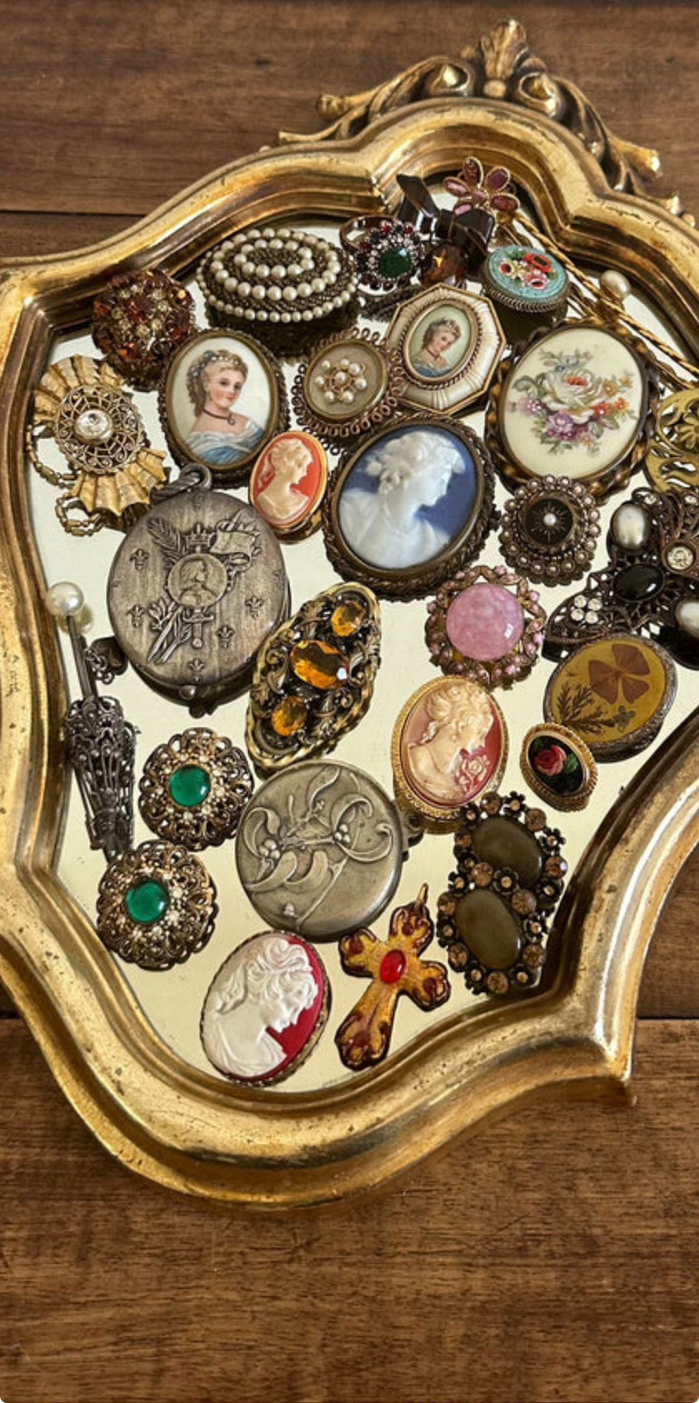 Plateau doré garni de broches, camées et miniatures peintes anciennes