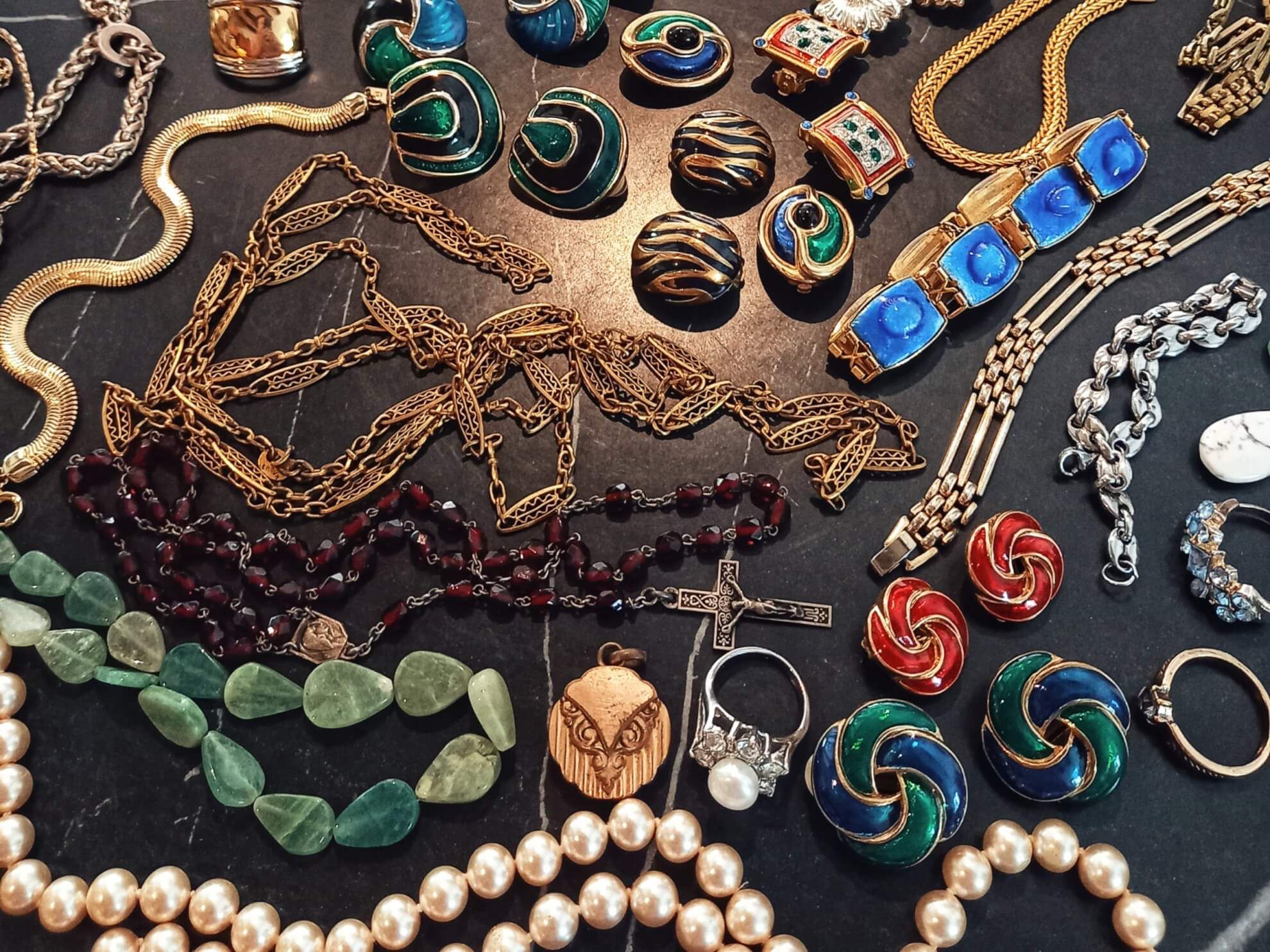 Collection de bijoux fantaisie anciens : colliers, broches émail, bagues et chaînes