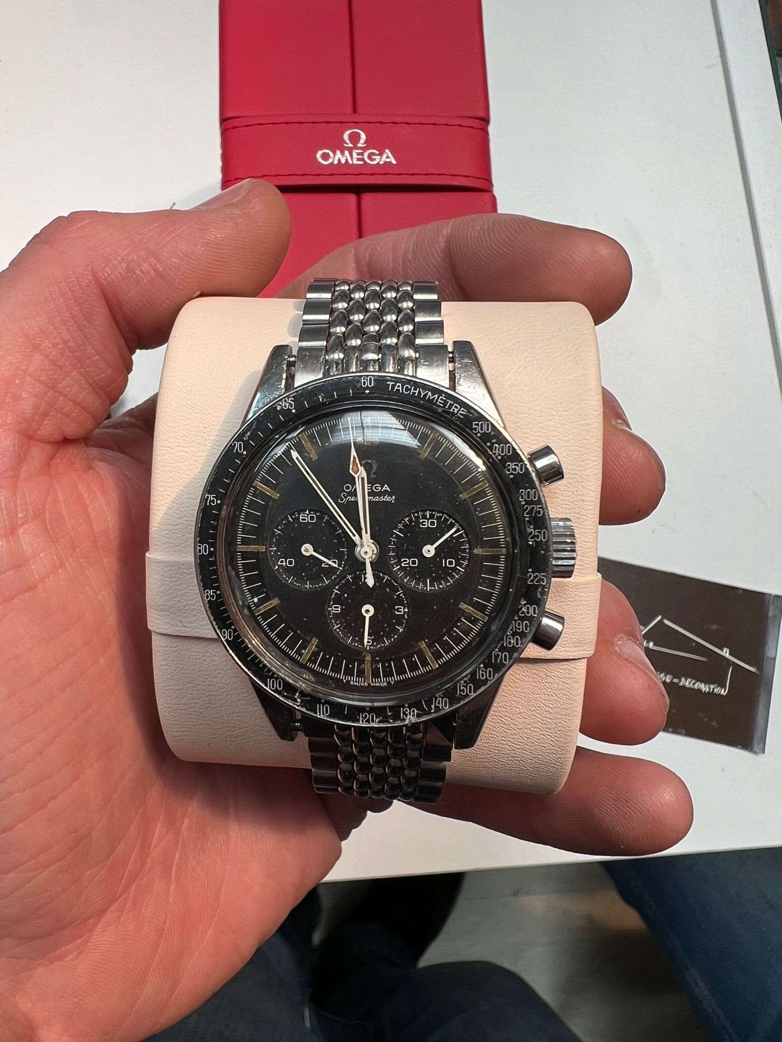 Omega Speedmaster vintage, cadran noir, lunette tachymètre