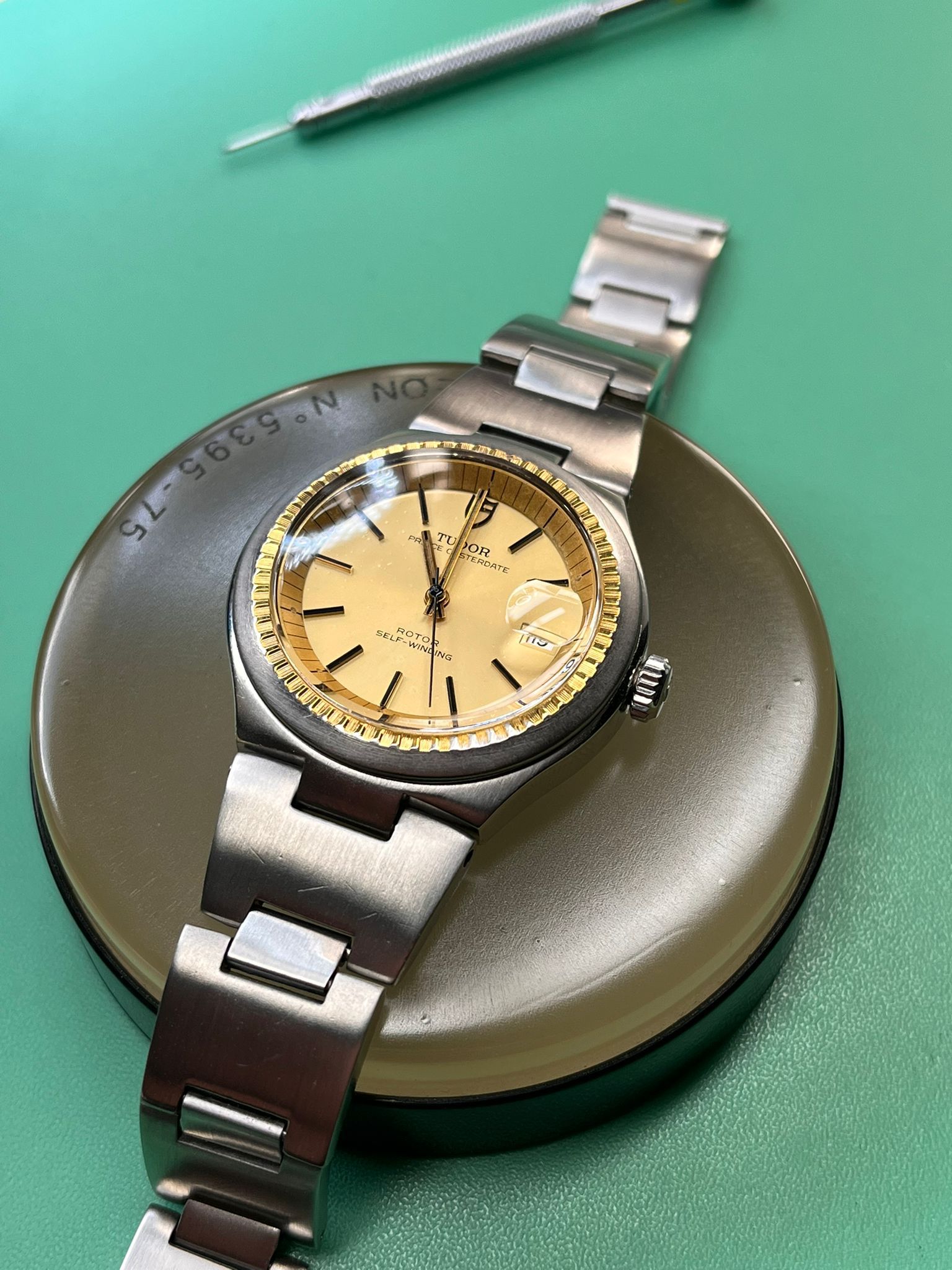 Tudor Prince Oysterdate cadran champagne, lunette dorée cannelée