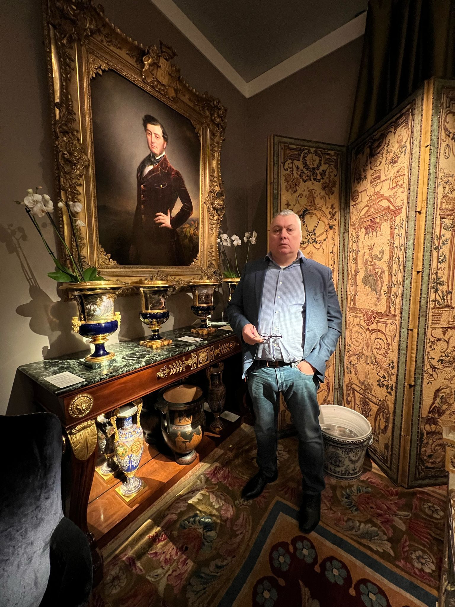 Console Empire marbre vert avec vases Sèvres et tableau ancien encadré